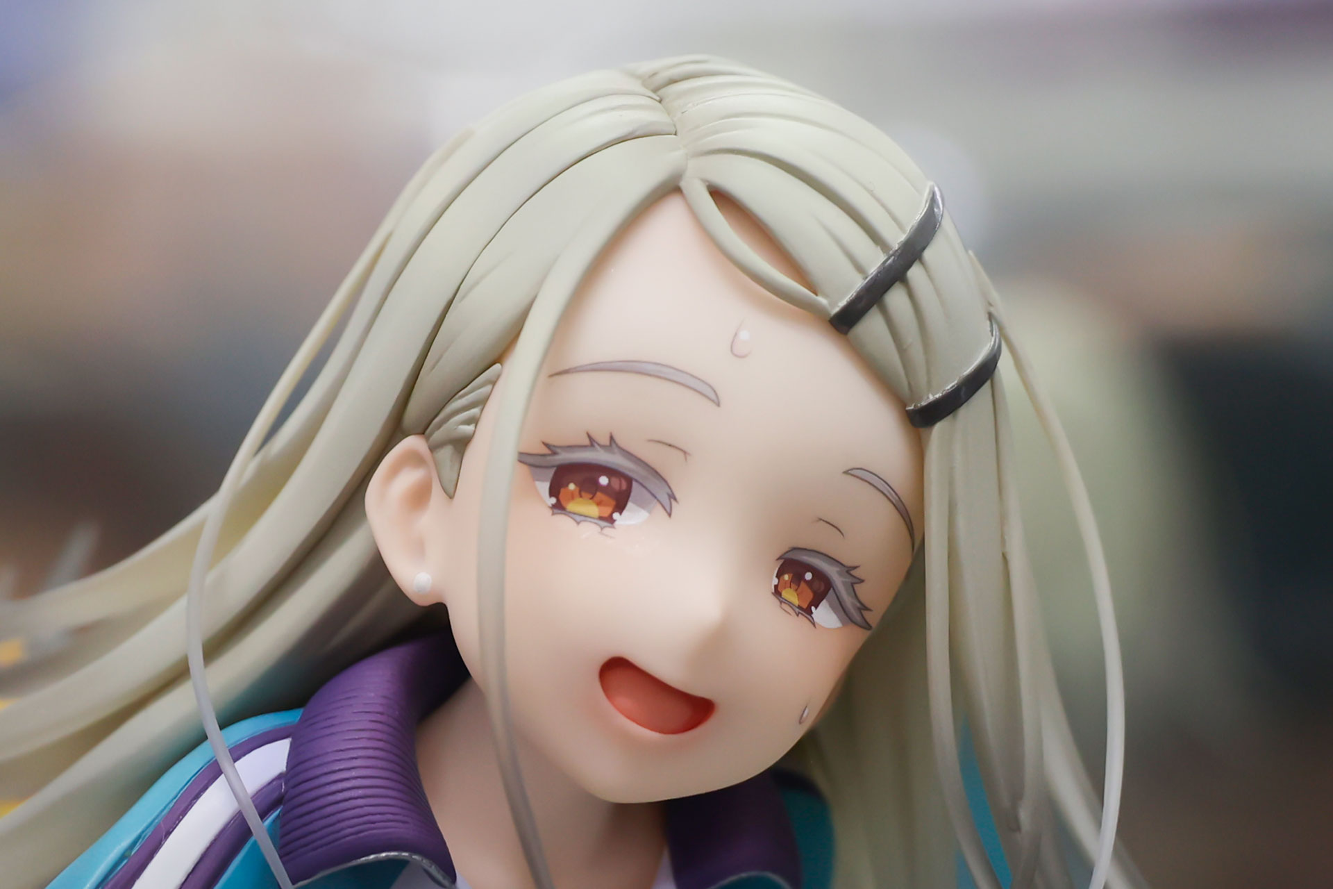 前髪は黒いクリップで留められている