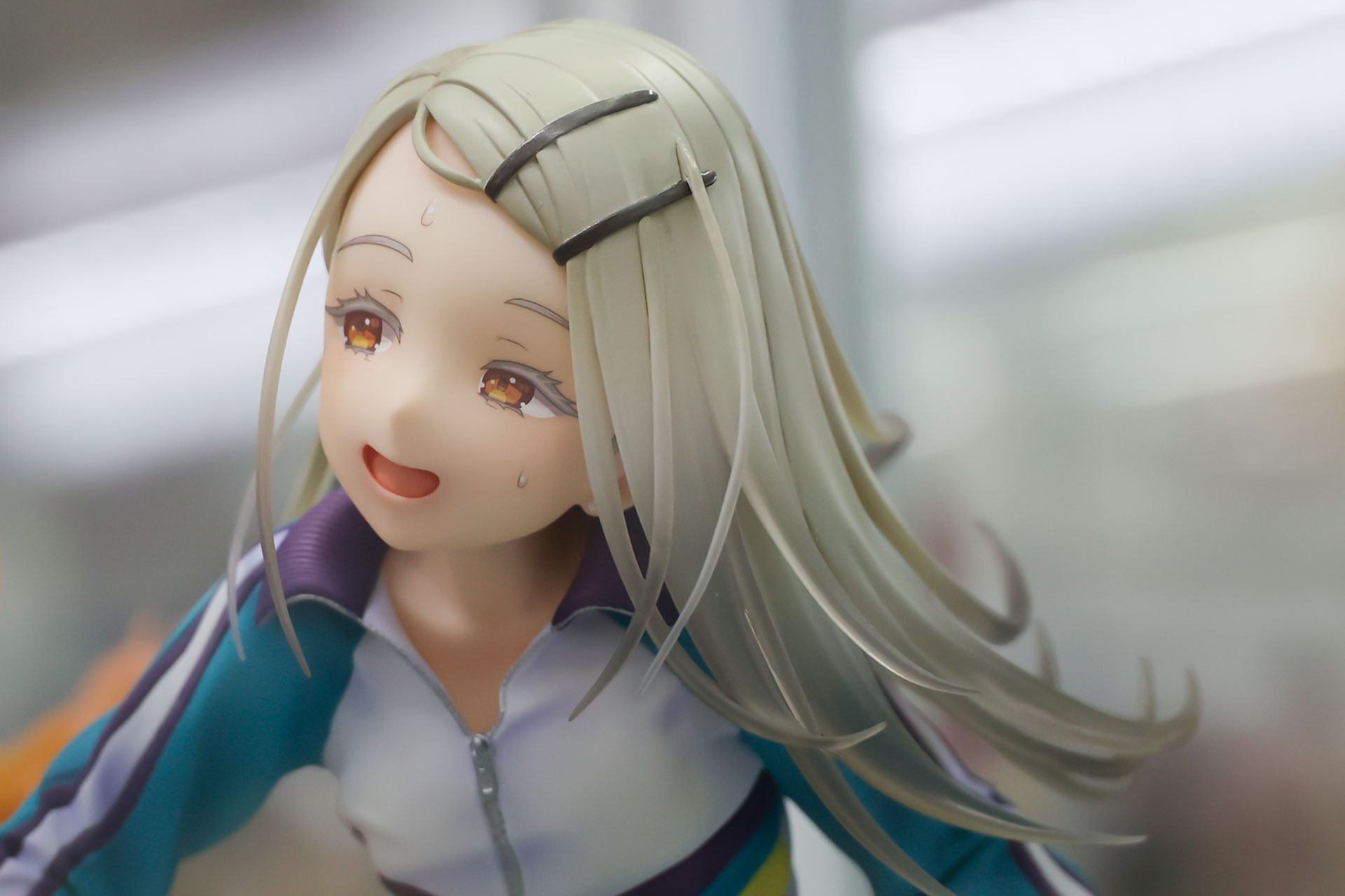 長い髪は透き通っているように見える