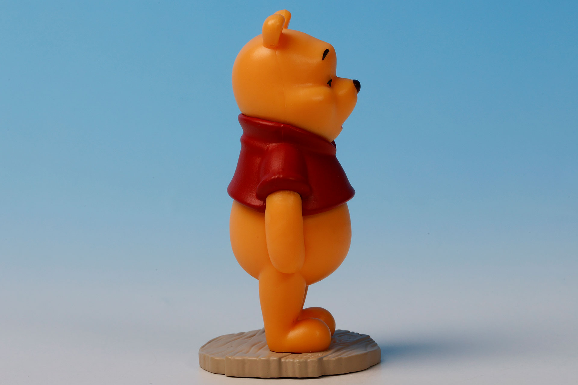 赤いシャツもよく似合っている