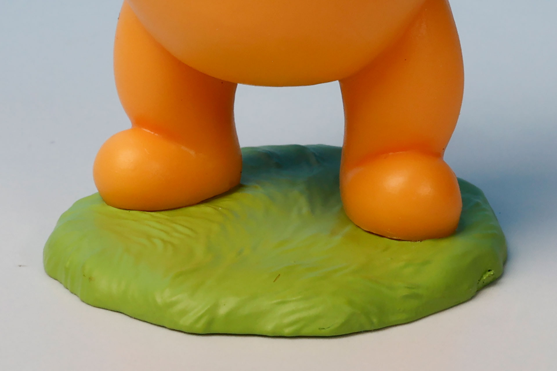 足元は草の上のような色合いになっている