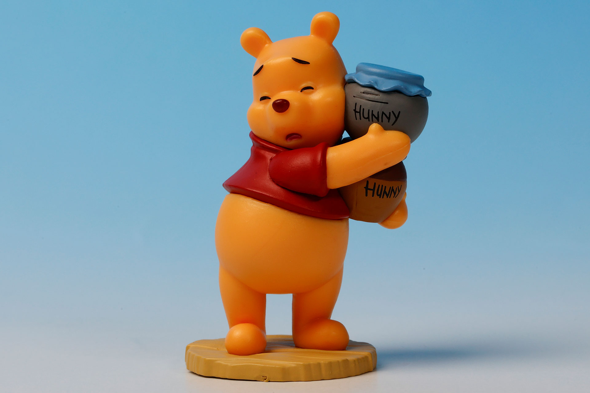 大事そうにはちみつの壺を抱えるプーさん