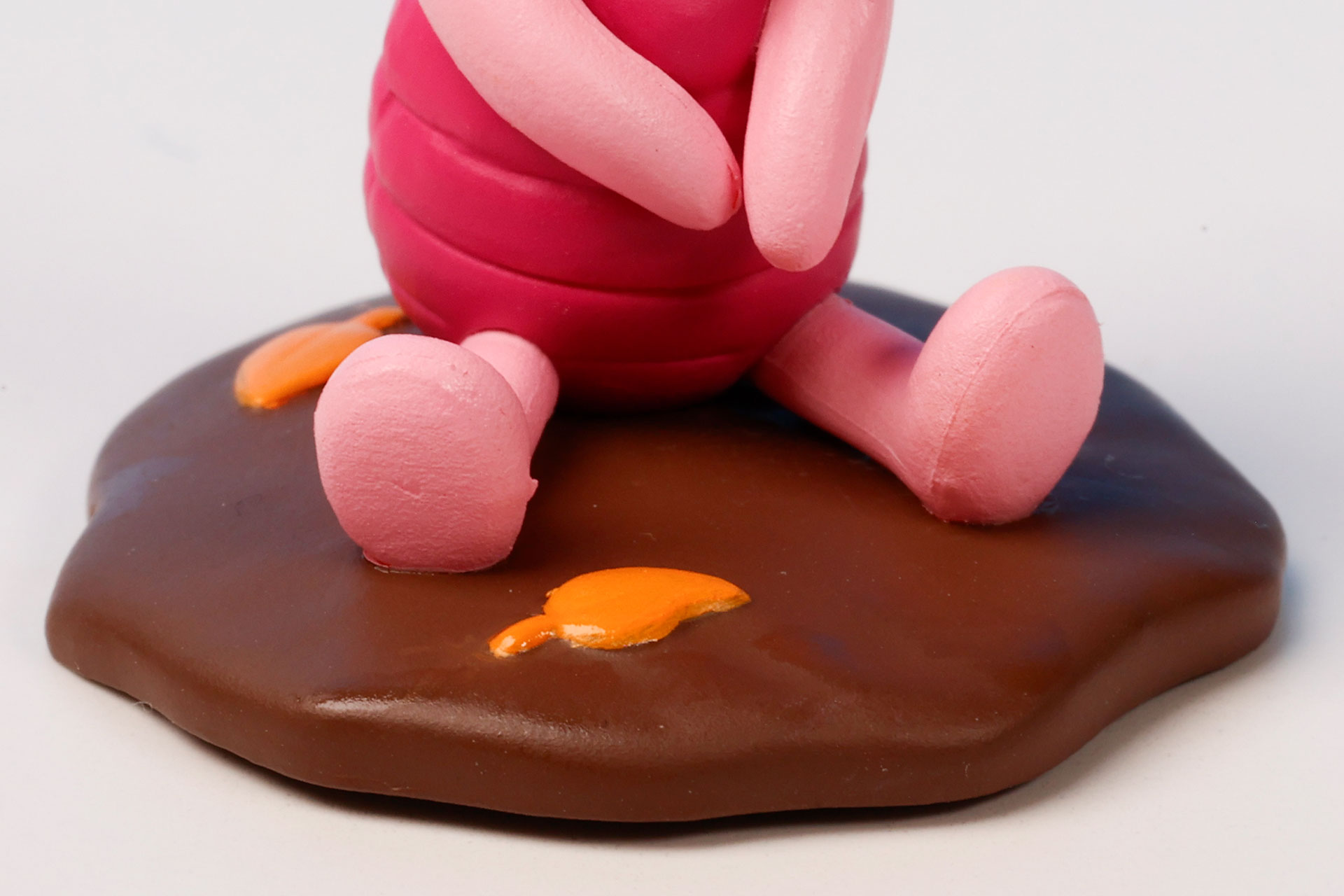 台座部分には落ち葉が散りばめられている