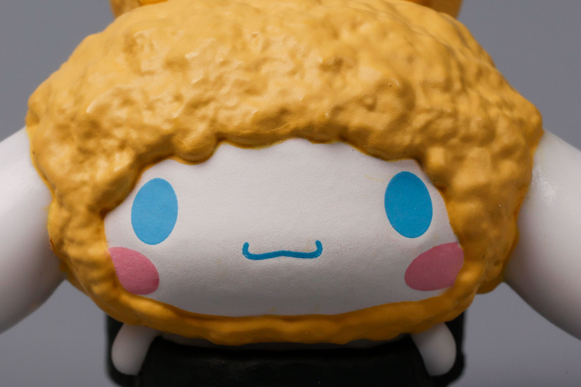 水色の瞳とピンクの頬がキュートだ