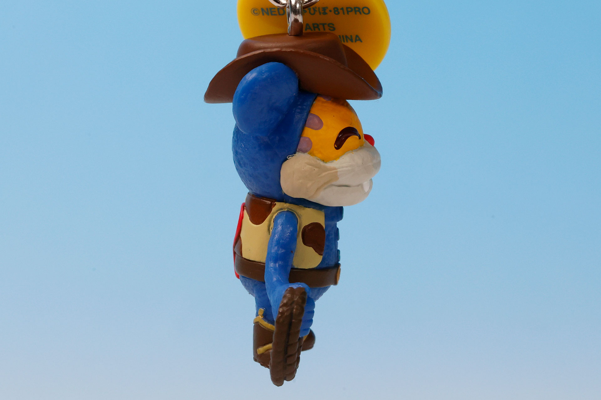 カウボーイハットはやや大きめ