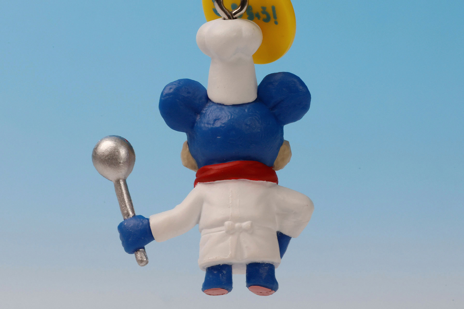 しっぽは衣装で隠れている