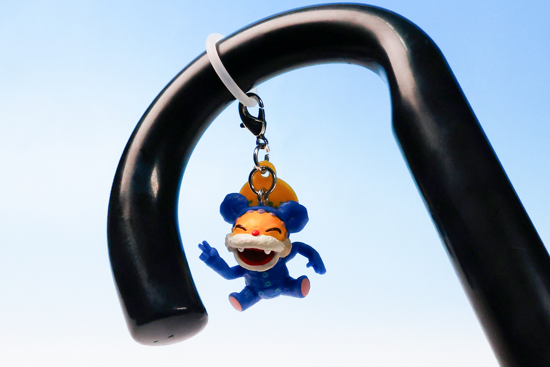 リング部分は柔らかい素材なので、傘などに付けることもできる