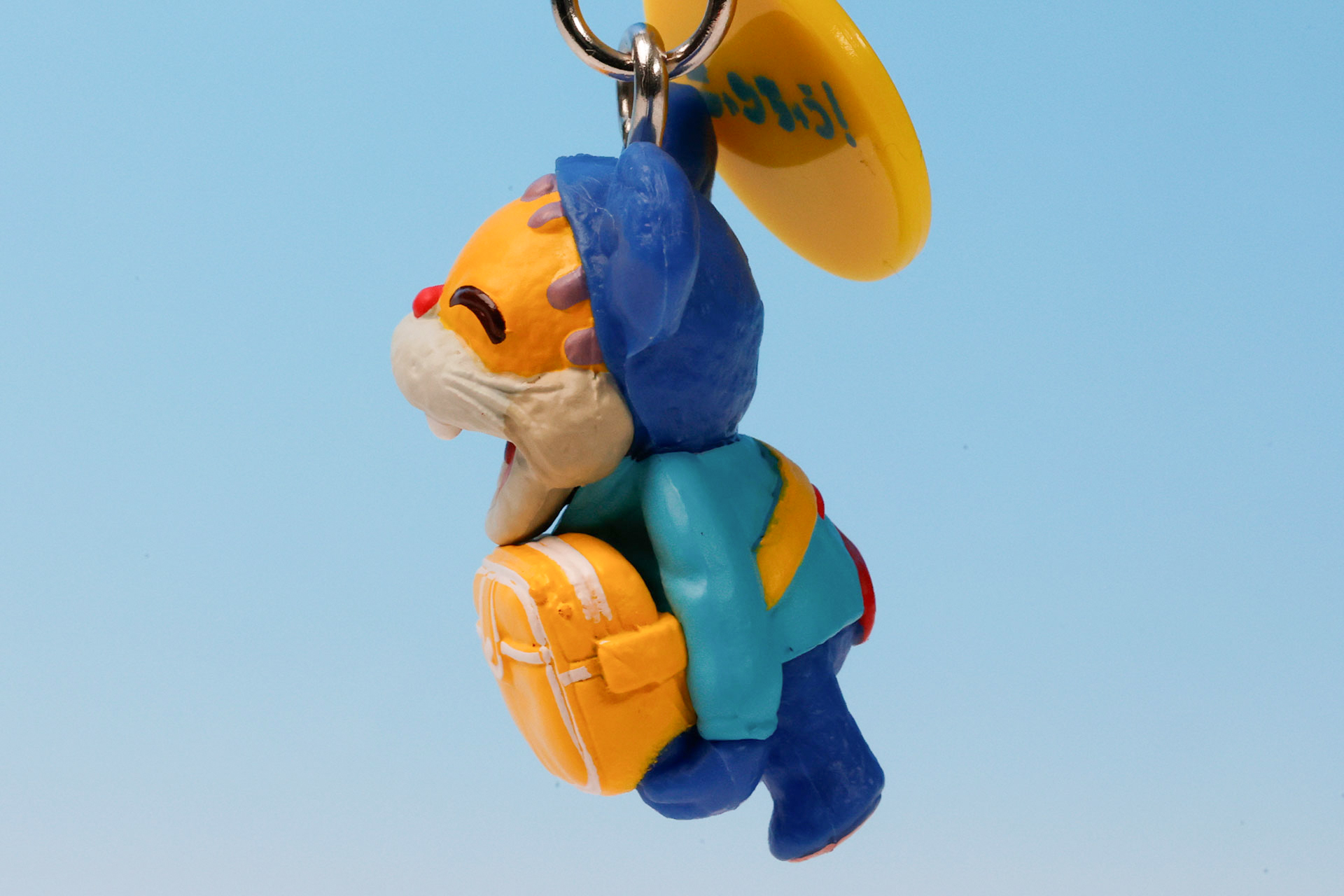 バッグが大きさで子どもっぽい姿が表現されている