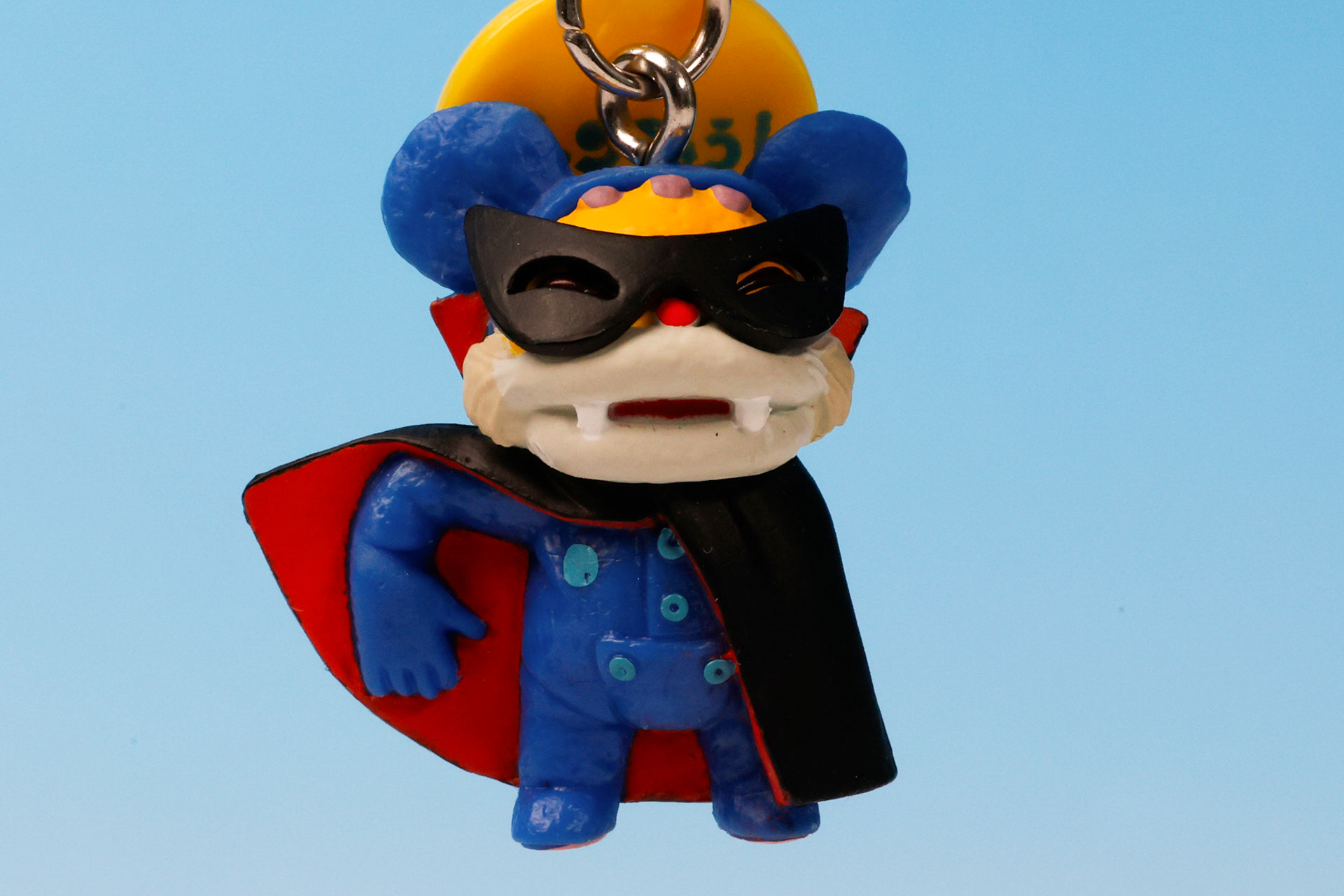 ドラキュラになりきった姿で登場