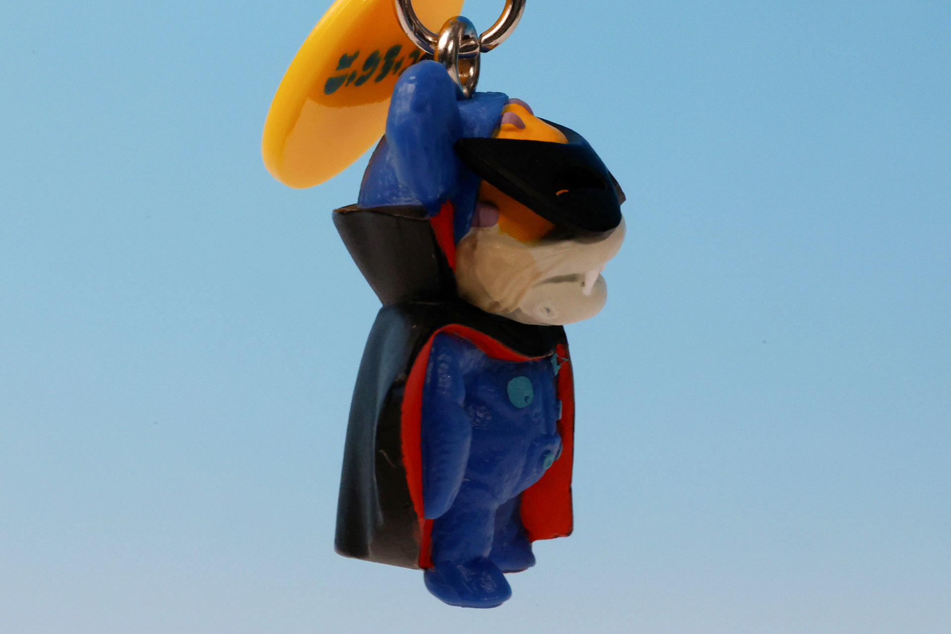 黒、赤、青、といった色合いも魅力的だ