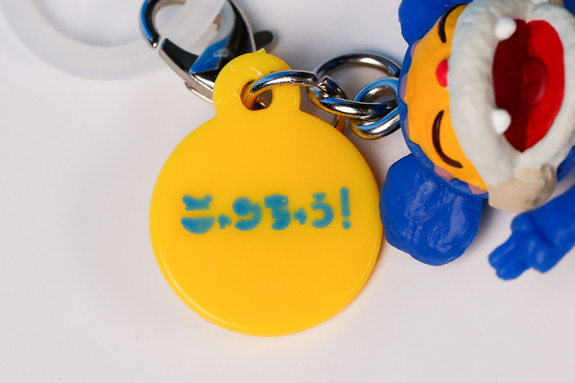 ロゴマークが描かれたプレートも付属