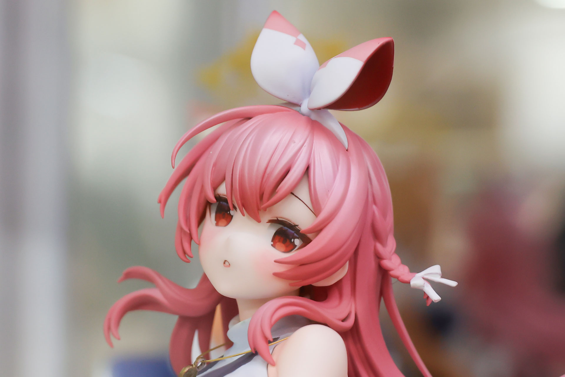 おっとりとした表情の白うさぎRosu