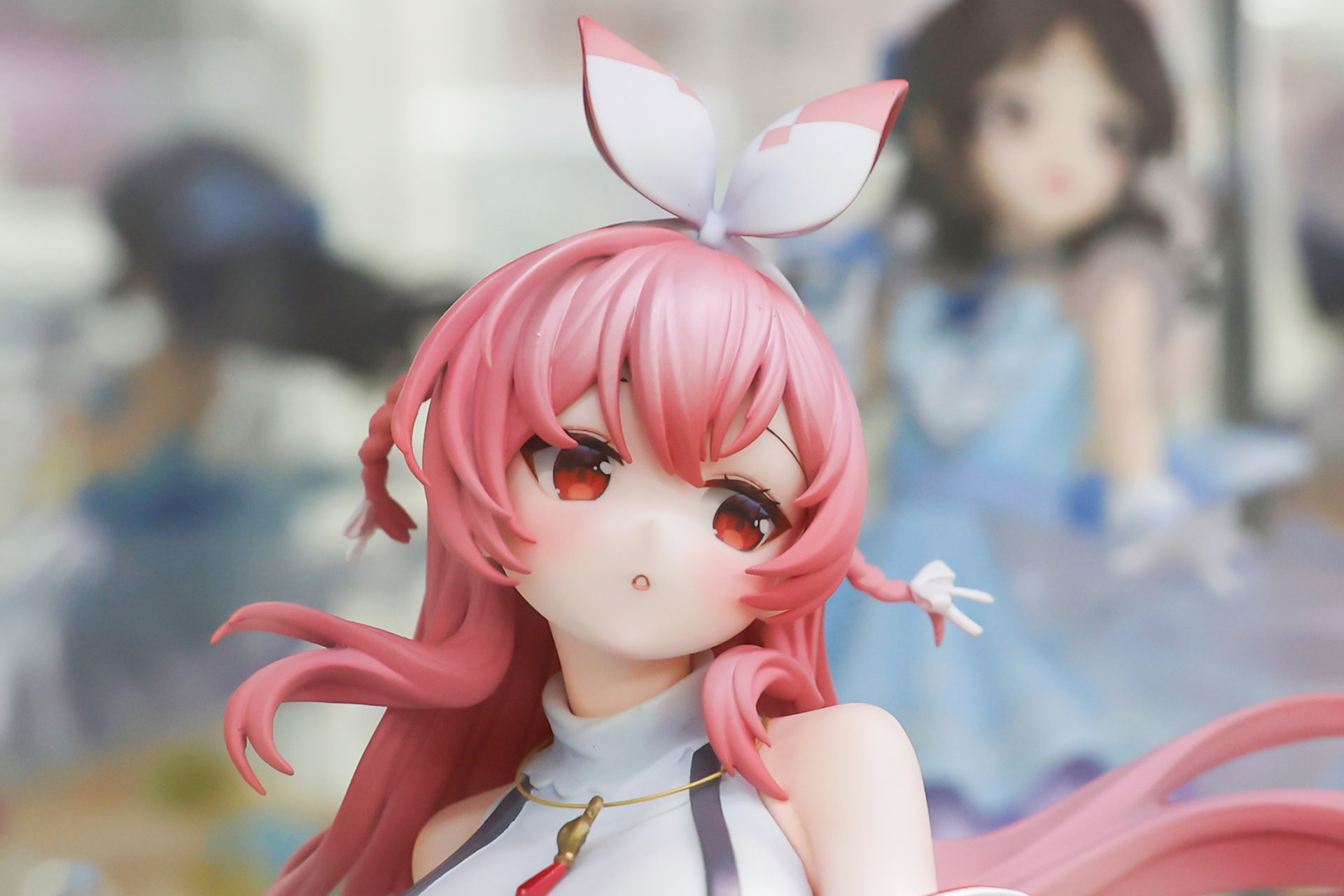 頭の上の大きなリボンがかなり目立つ