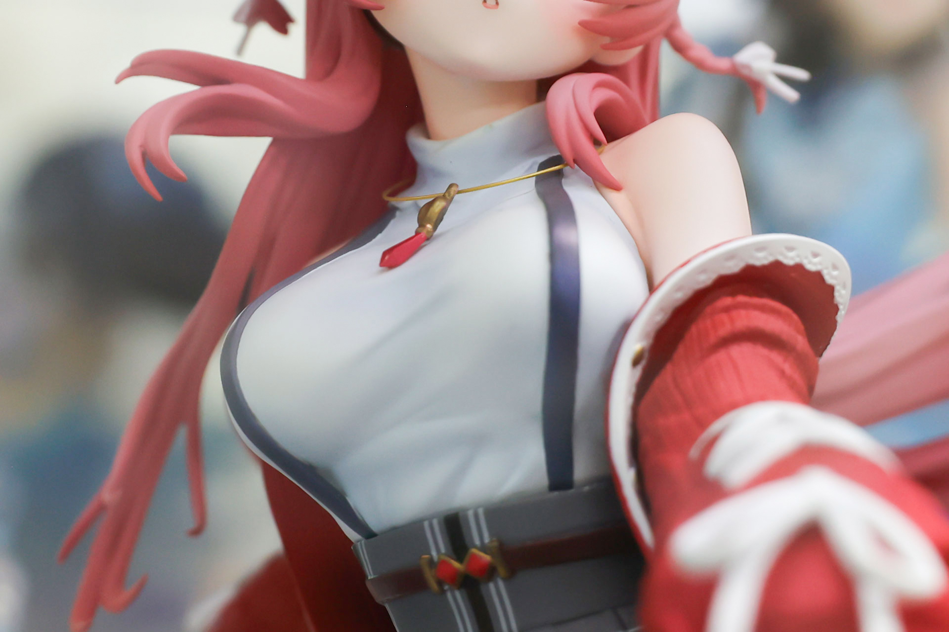 首にもアクセサリーをつけている