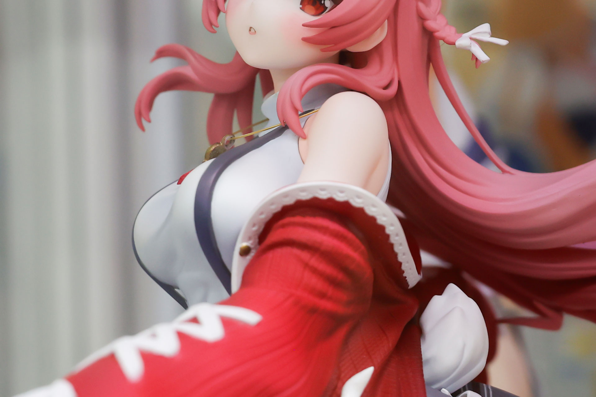 上着を半分脱いだような状態だ