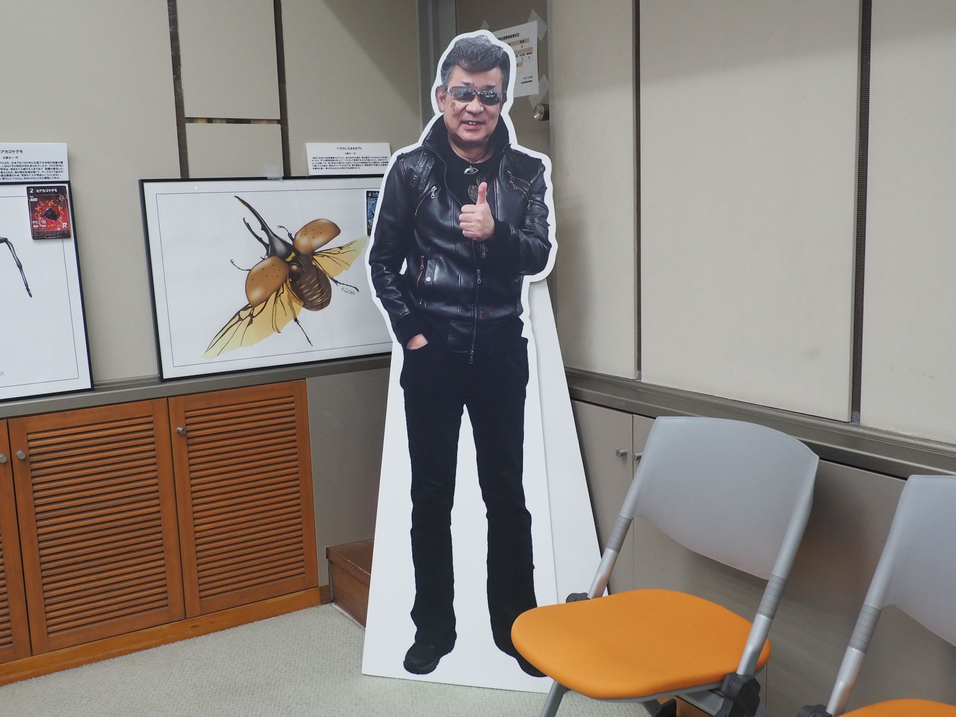 国立環境研究所生物・生態系環境研究センター 生態リスク評価・対策研究室特命研究員の五箇公一さんの原寸大パネル