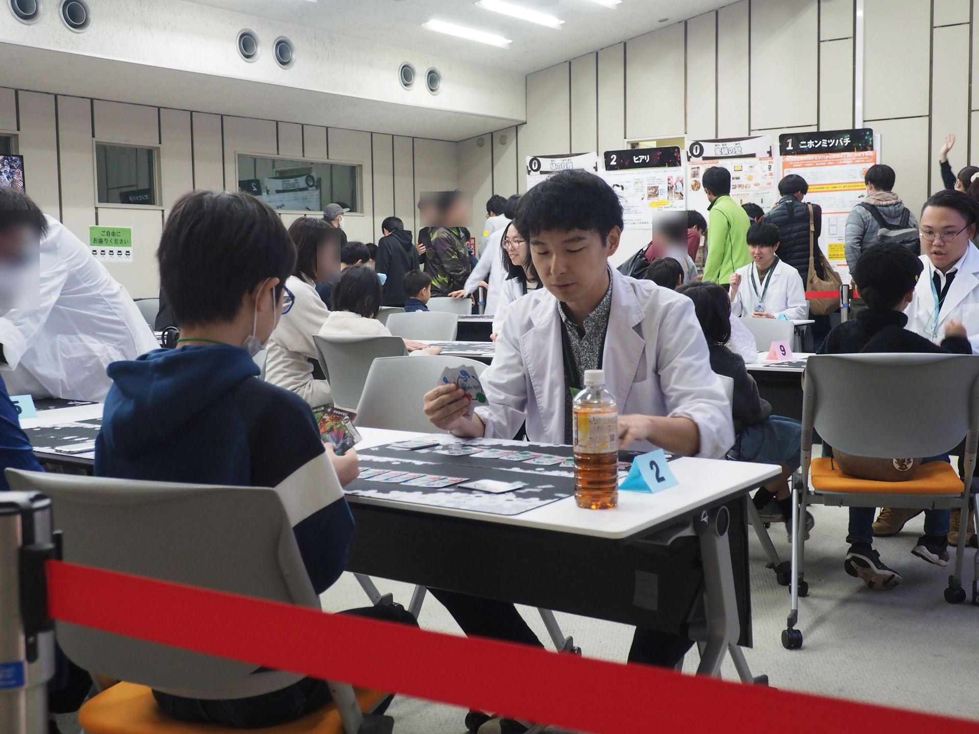 研究所のメンバーと対戦を行なう