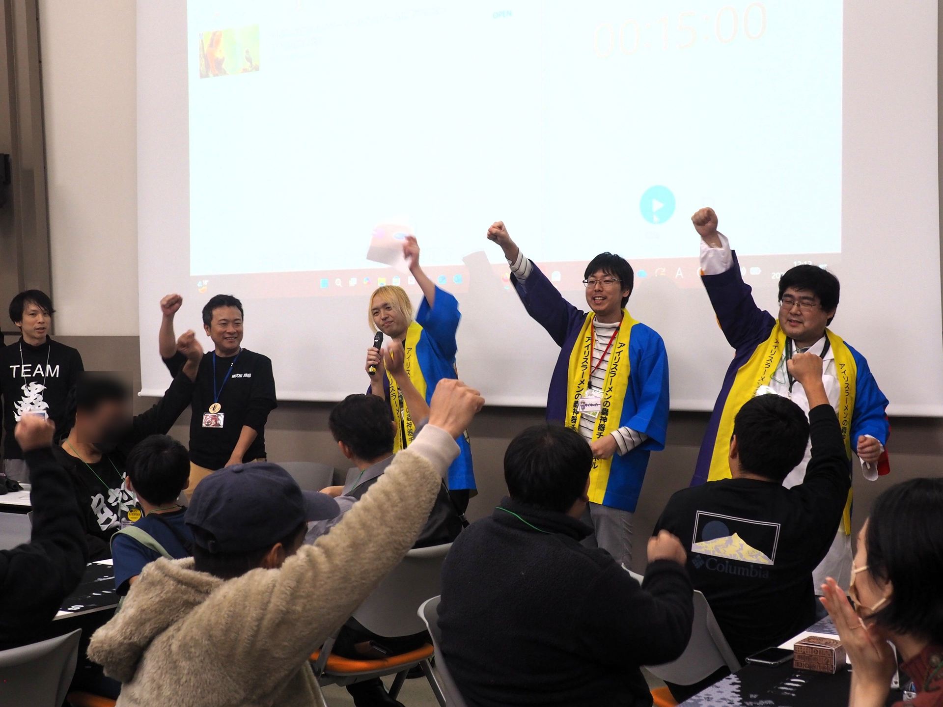 大会の最初に「ニホンミツ、バチ！」のかけ声をみんなで練習した