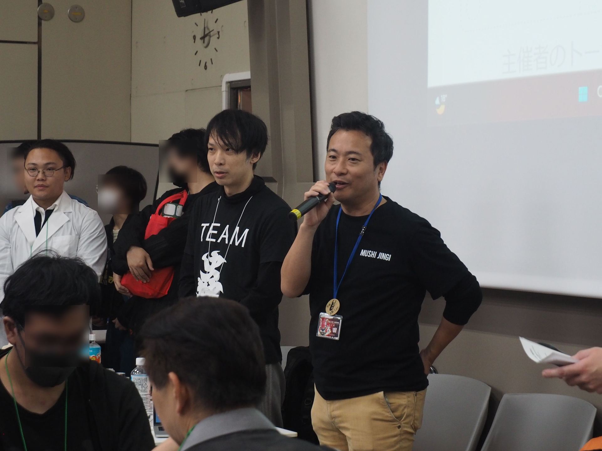 大創出版の西田社長（右）とデザイナーのNIZAさん（左）が挨拶をした