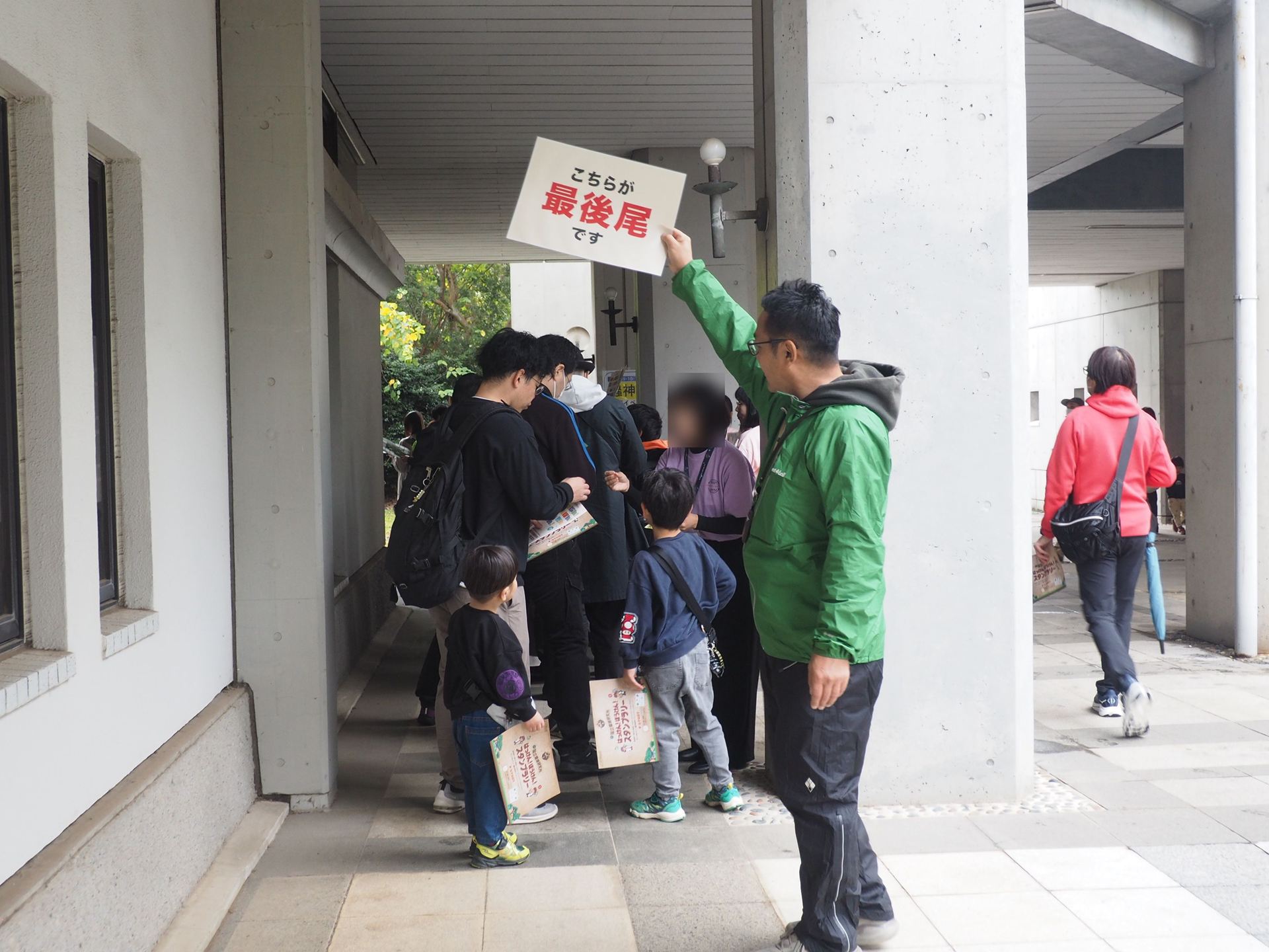 10時40分頃にはかなり長い入場待機列ができていた