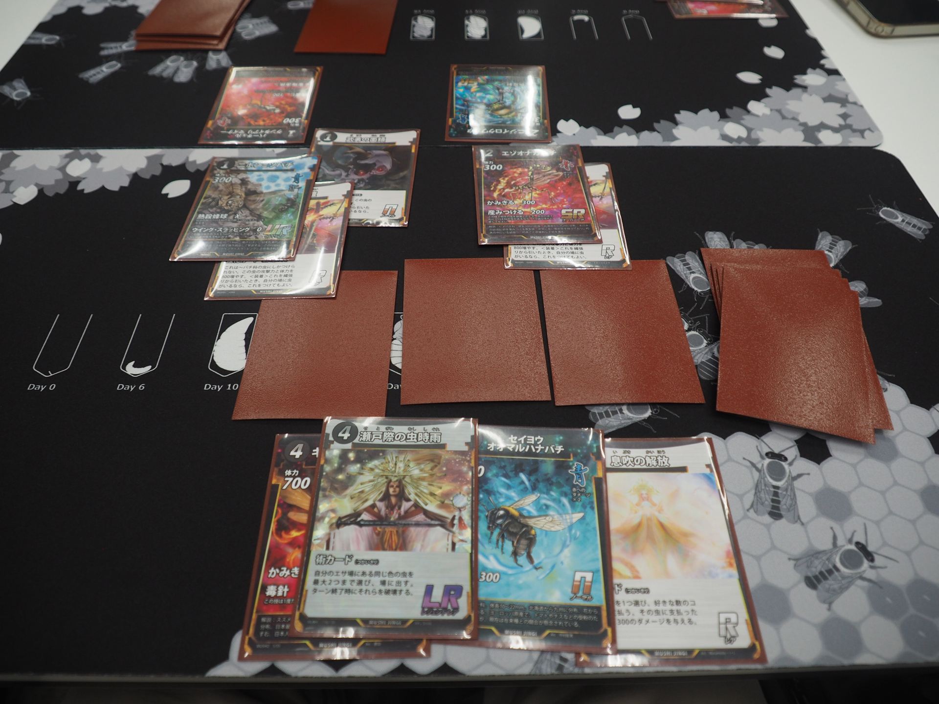 筆者はもらったばかりのURニホンミツバチを入れたハチデッキで対戦