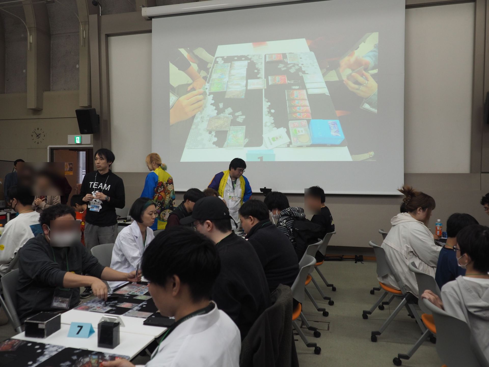 白衣を着ているのが研究所のメンバーだ