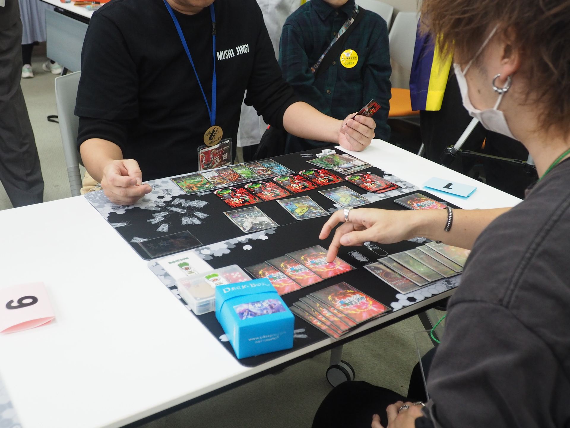 西田社長が、カイコとゴクラクトリバネアゲハ2体を出し、盤石の盤面に