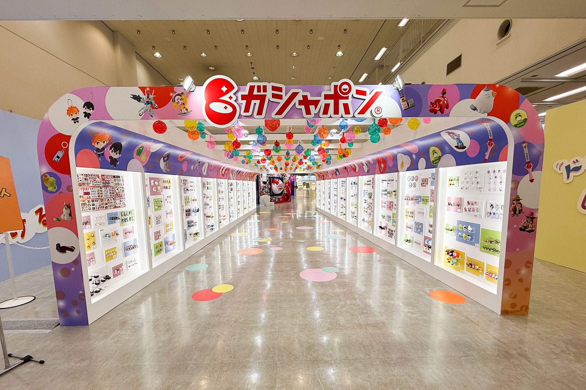 通路のようだが、両壁に新商品が展示されているエリアの「新商品ストリート」
