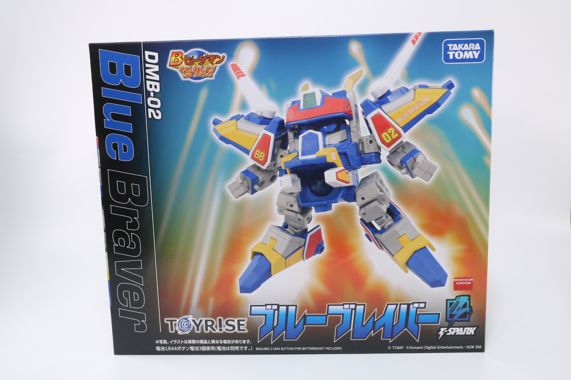 当時品キットのパッケージ（手前）と比較してもかなり大型になっている