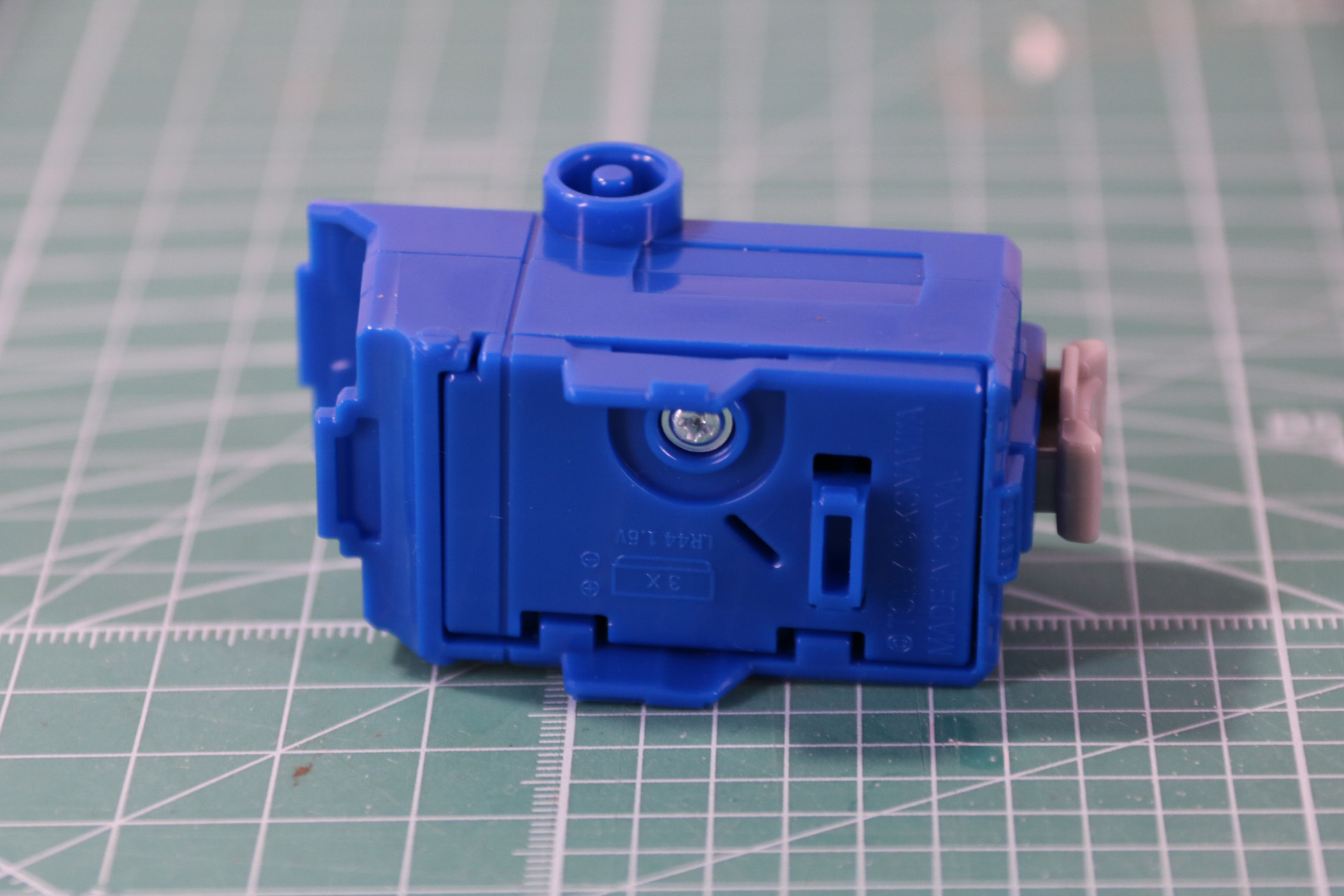 裏面のカバーを外して、ボタン電池を入れる