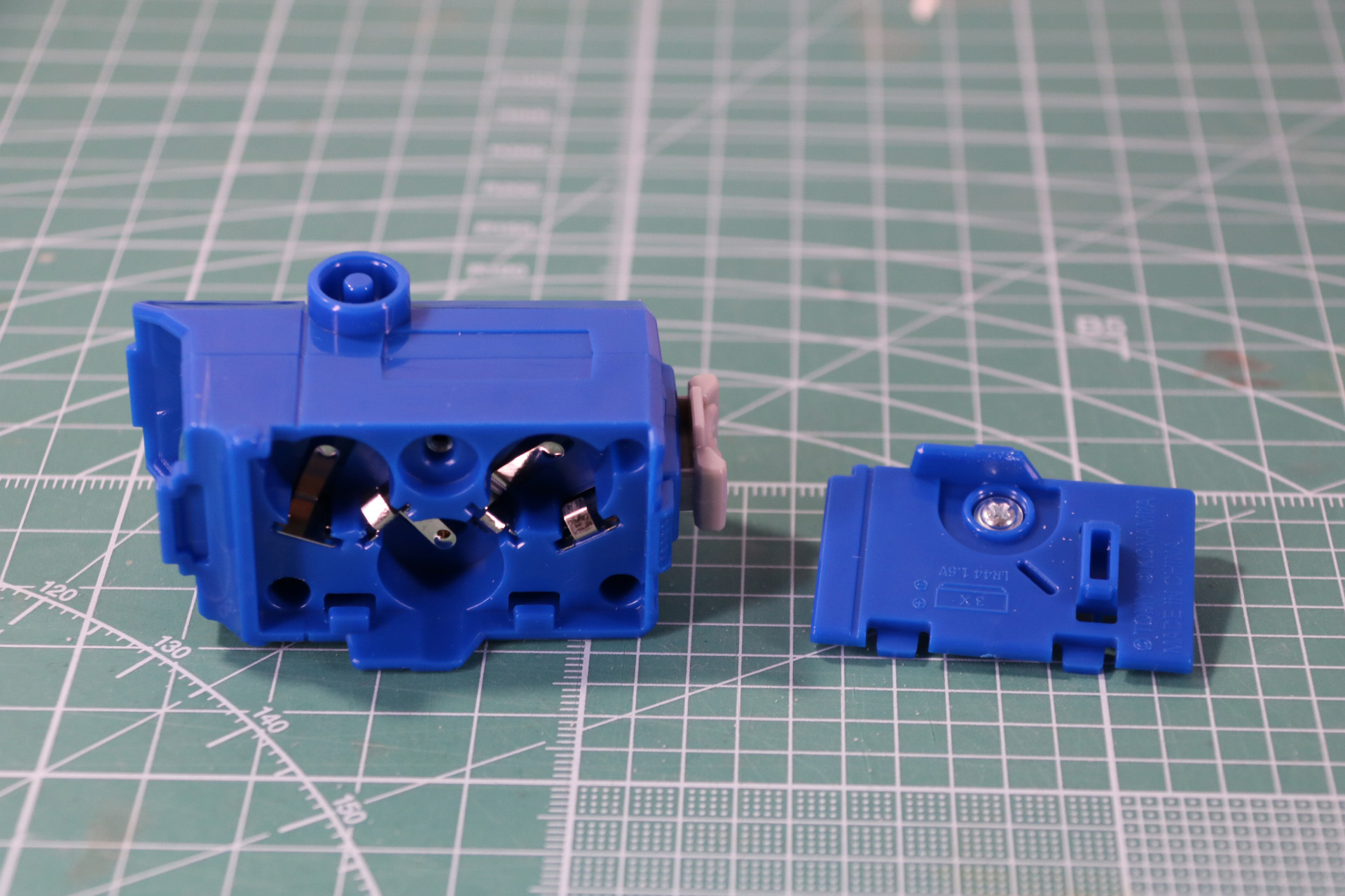 裏面のカバーを外して、ボタン電池を入れる