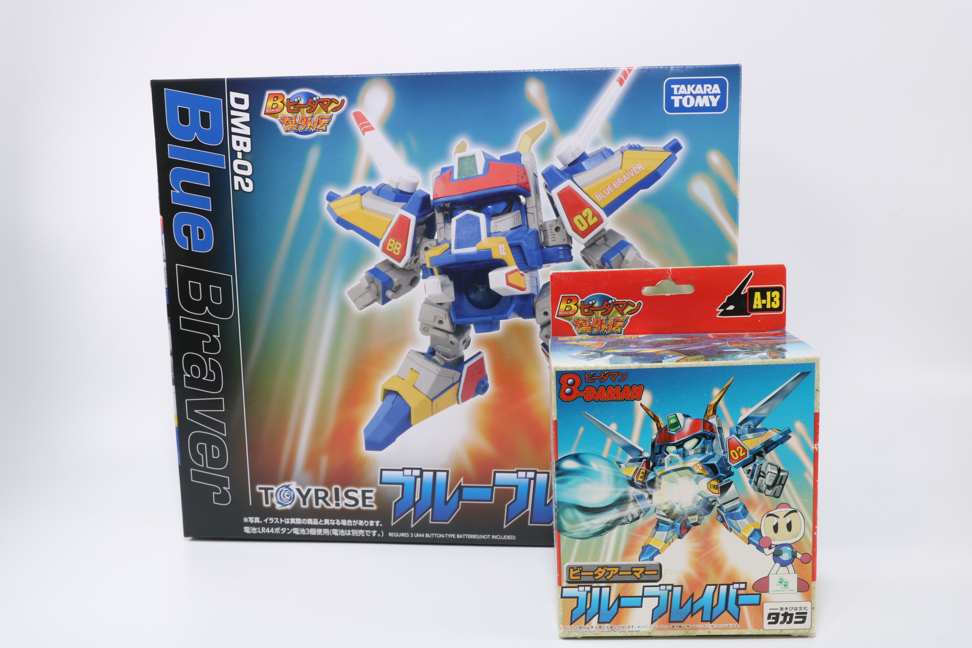 当時品キットのパッケージ（手前）と比較してもかなり大型になっている