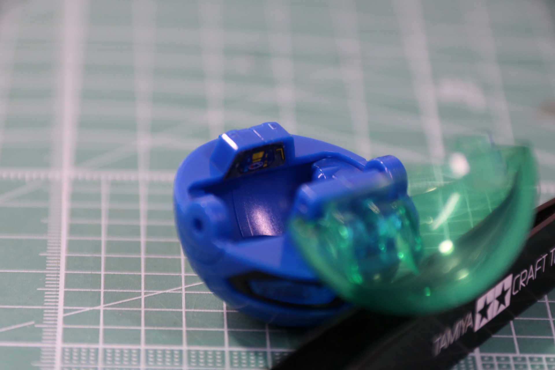 コックピットにシールを貼る