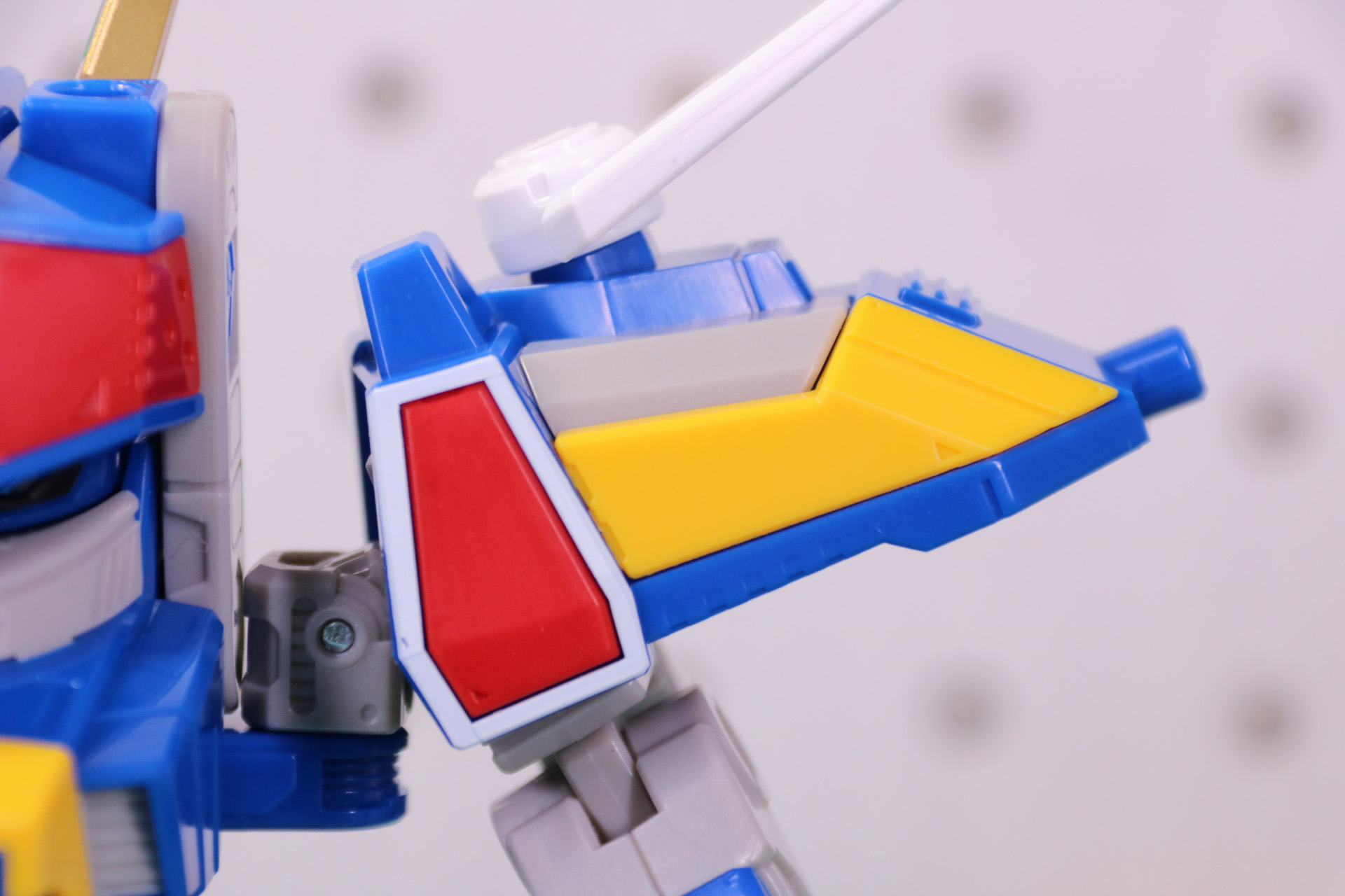 右肩部にはあおボン機の機体番号「02」と「BLUE BRAIVER」の文字