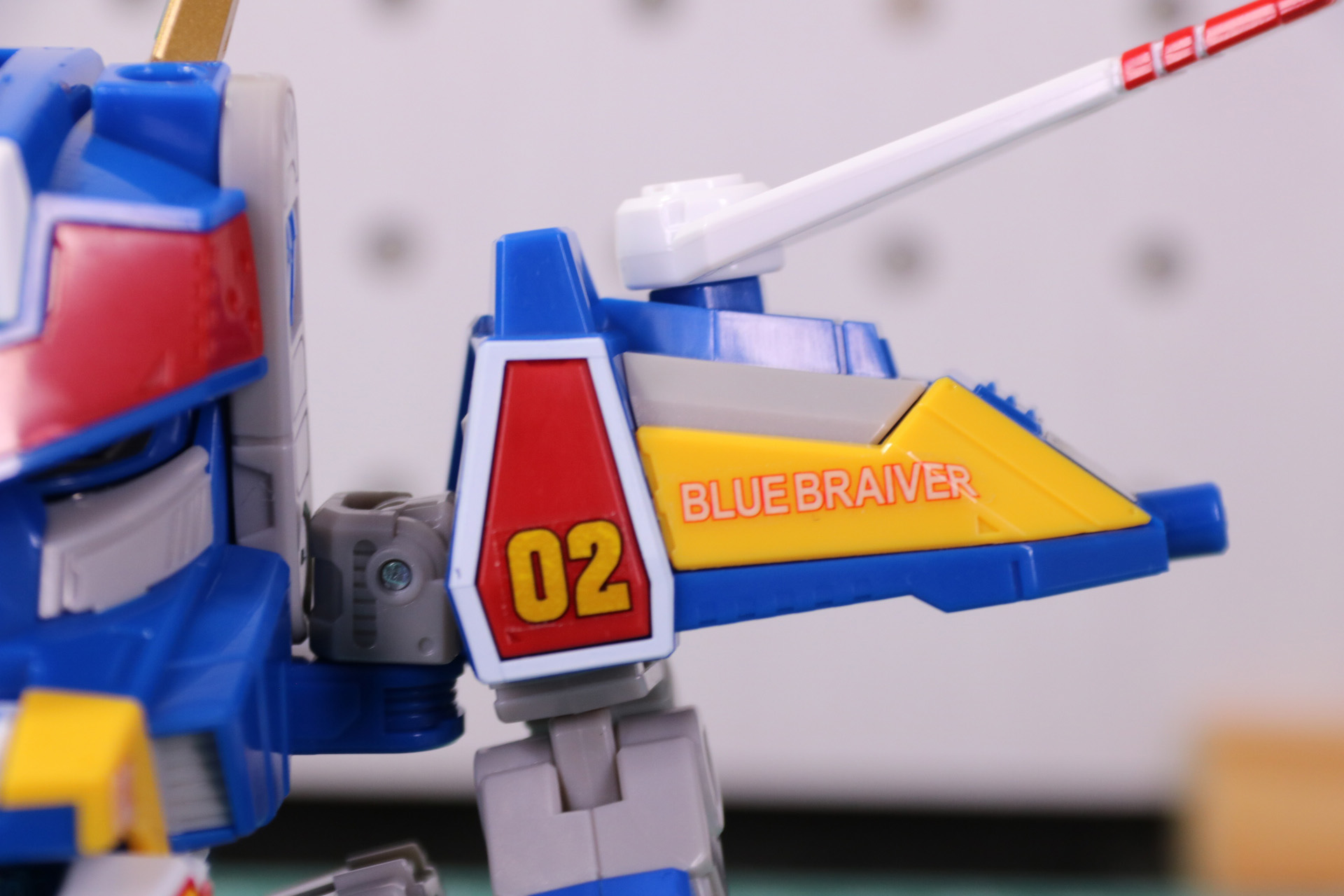 右肩部にはあおボン機の機体番号「02」と「BLUE BRAIVER」の文字