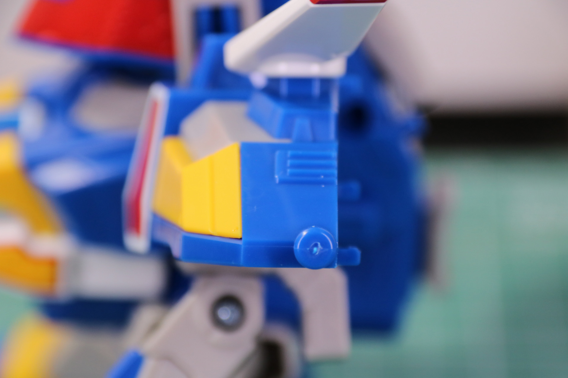 肩部の先端にも機体番号