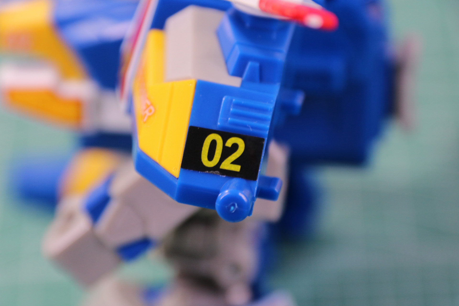 肩部の先端にも機体番号