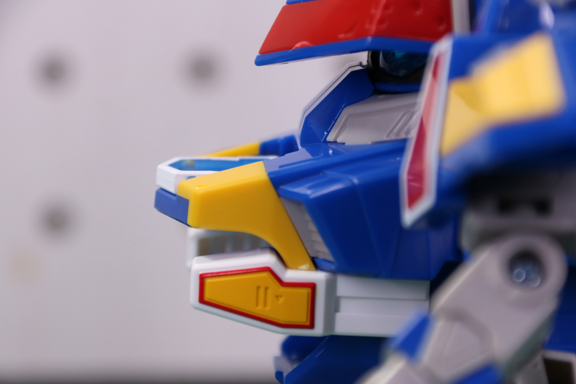 胸部左右にも機体番号のシール