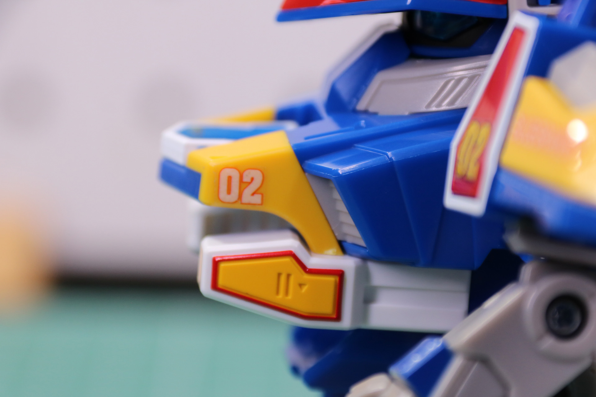 胸部左右にも機体番号のシール