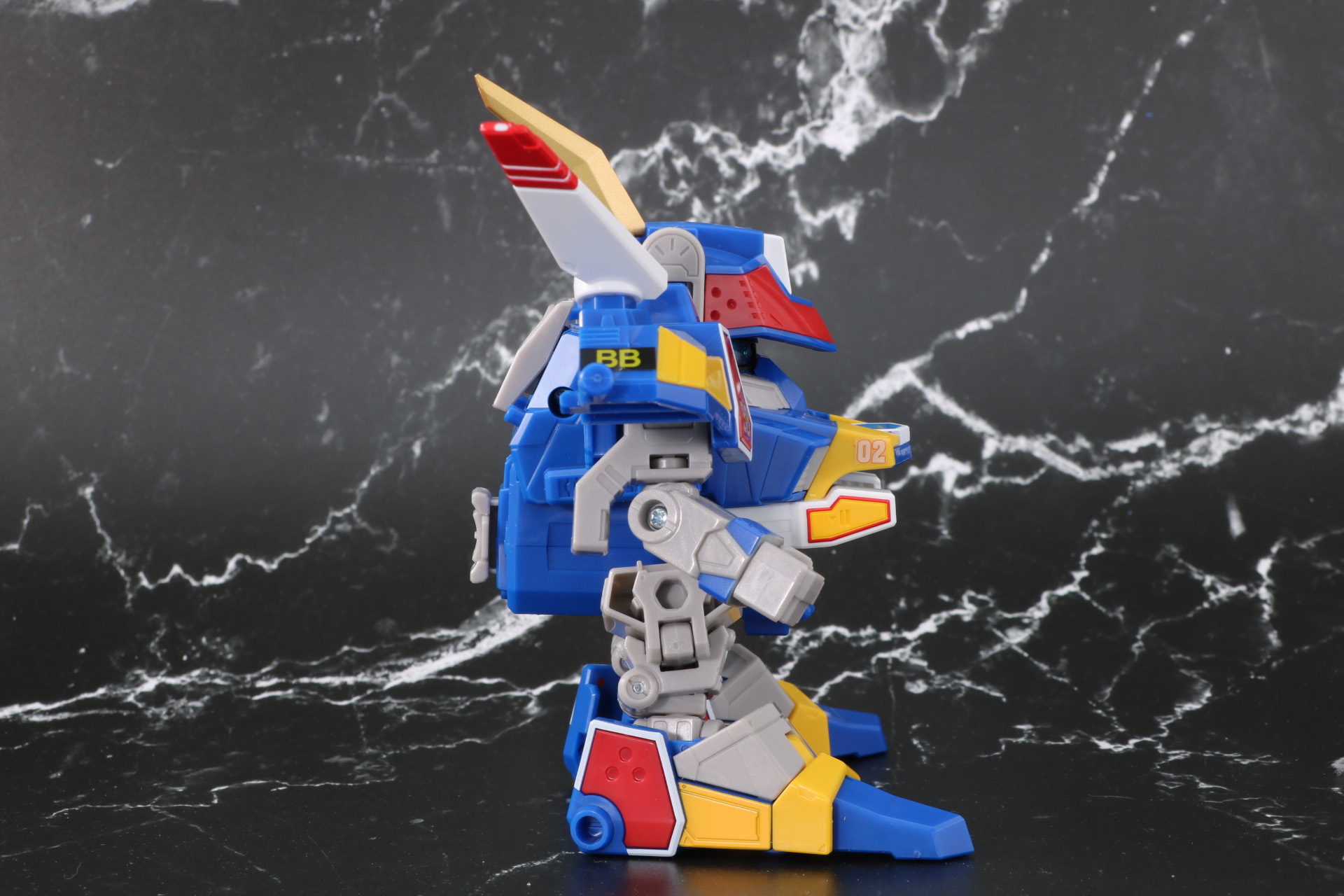 肩アーマーはウイングも合わせて存在感抜群