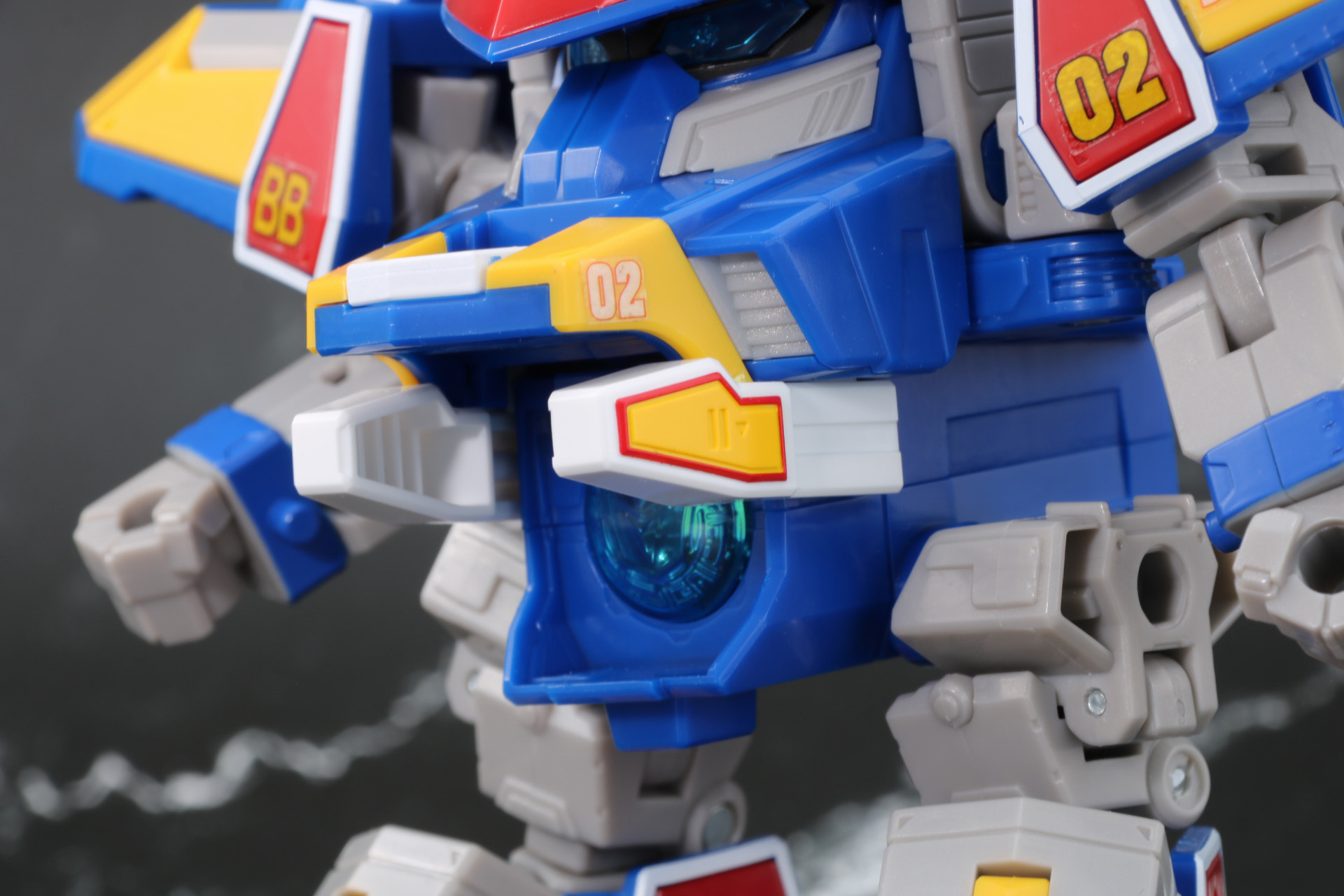 脚部は塗装部分と成型色で色分けされつつも違和感のない質感となっている