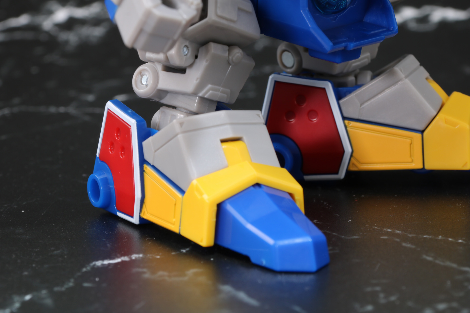 脚部は塗装部分と成型色で色分けされつつも違和感のない質感となっている