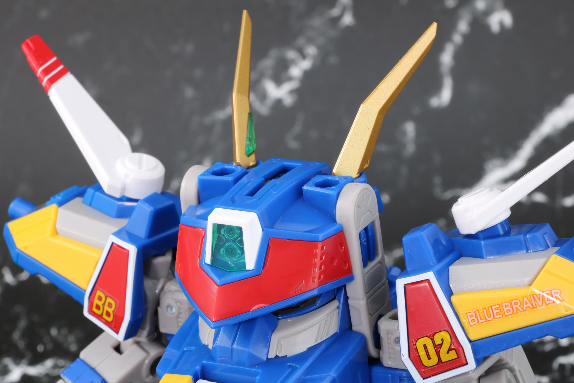 アンテナはゴールドで豪華な雰囲気となっている