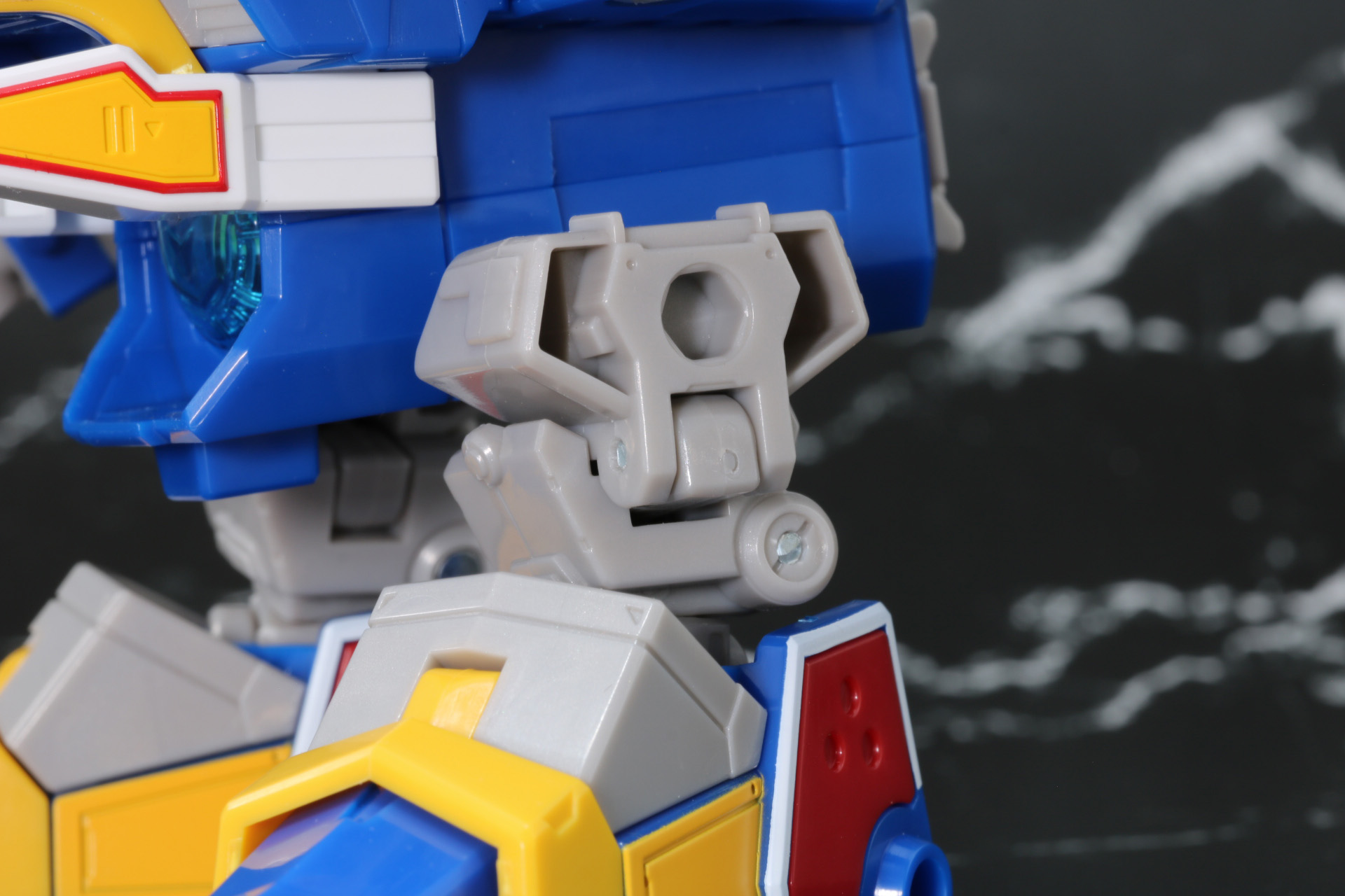 独特な脚部構造で多彩な可動を実現