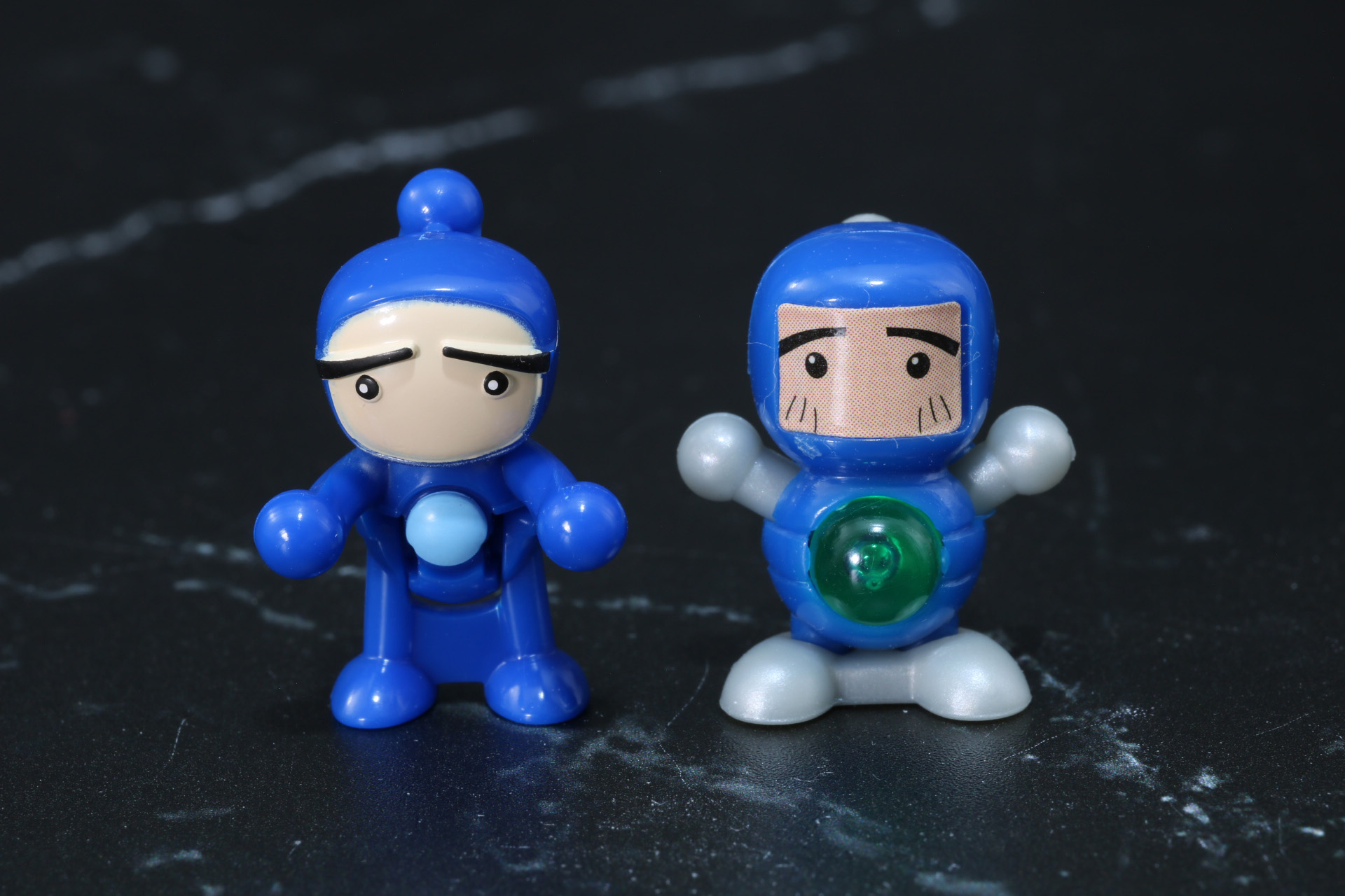 当時品のB・ビーダマン あおボン（右）と比較