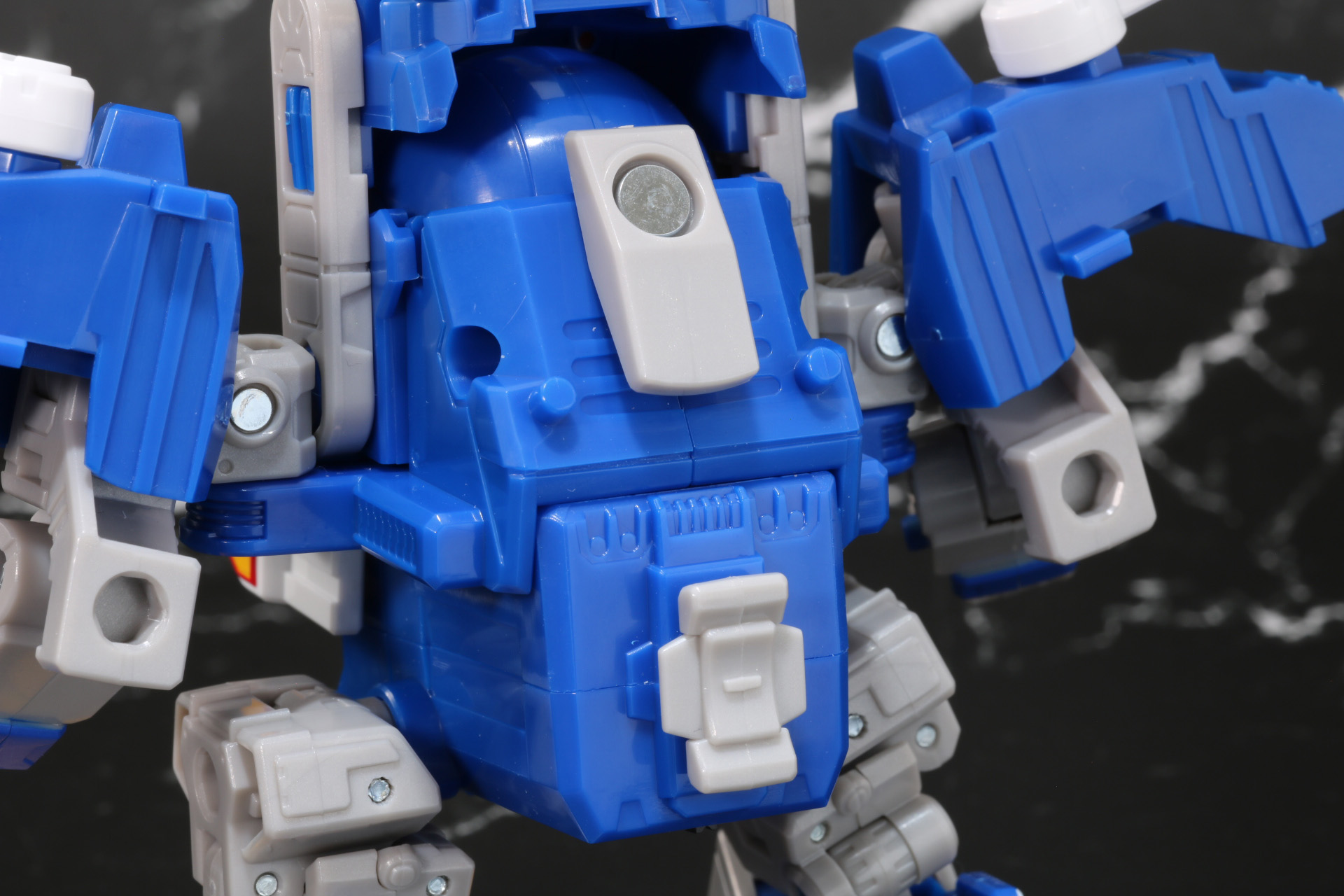 背面造形はアニメ準拠のデザインとなっている