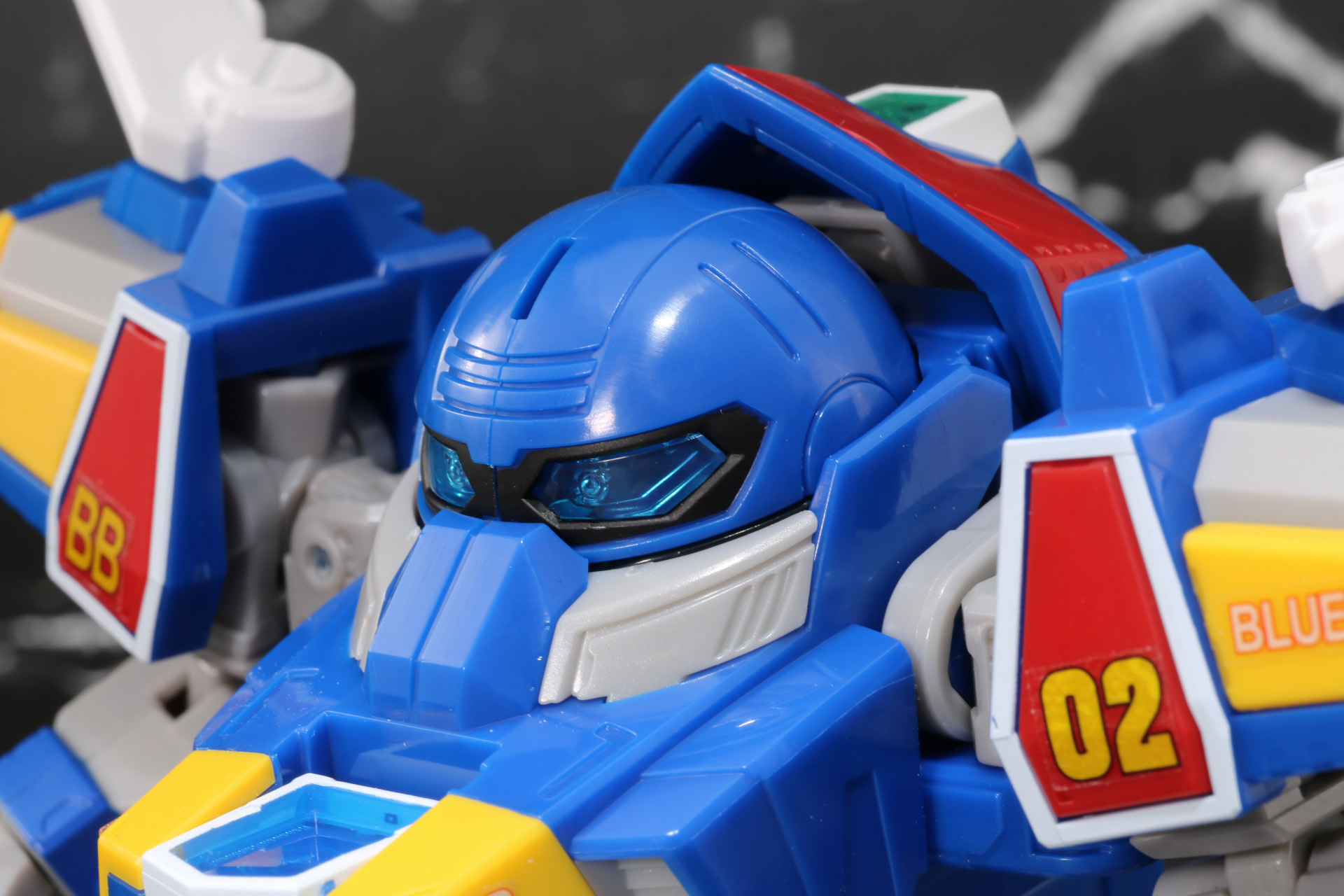 頭部のひさしは後ろへ倒すことができる