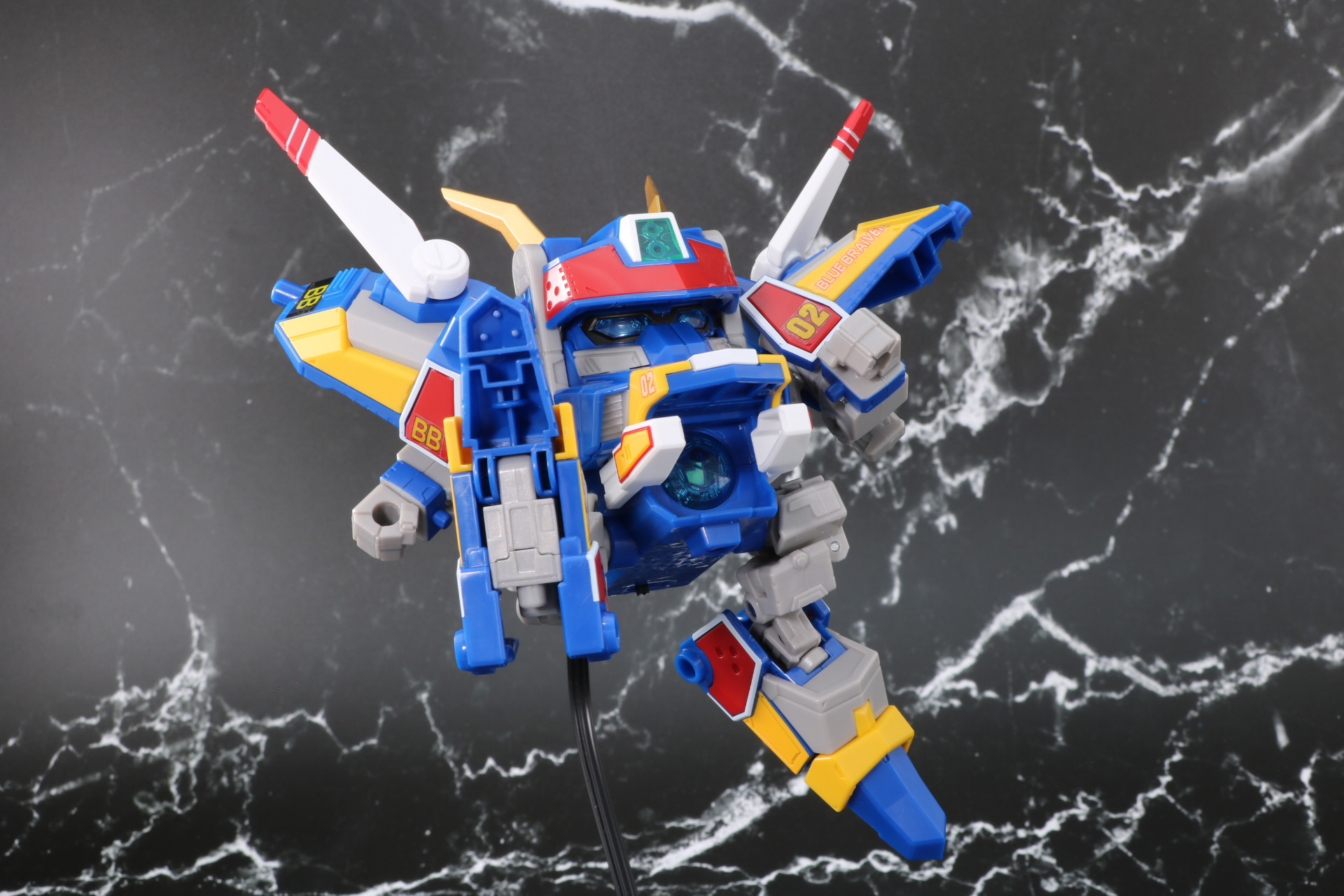 大きく蹴り上げるポーズ