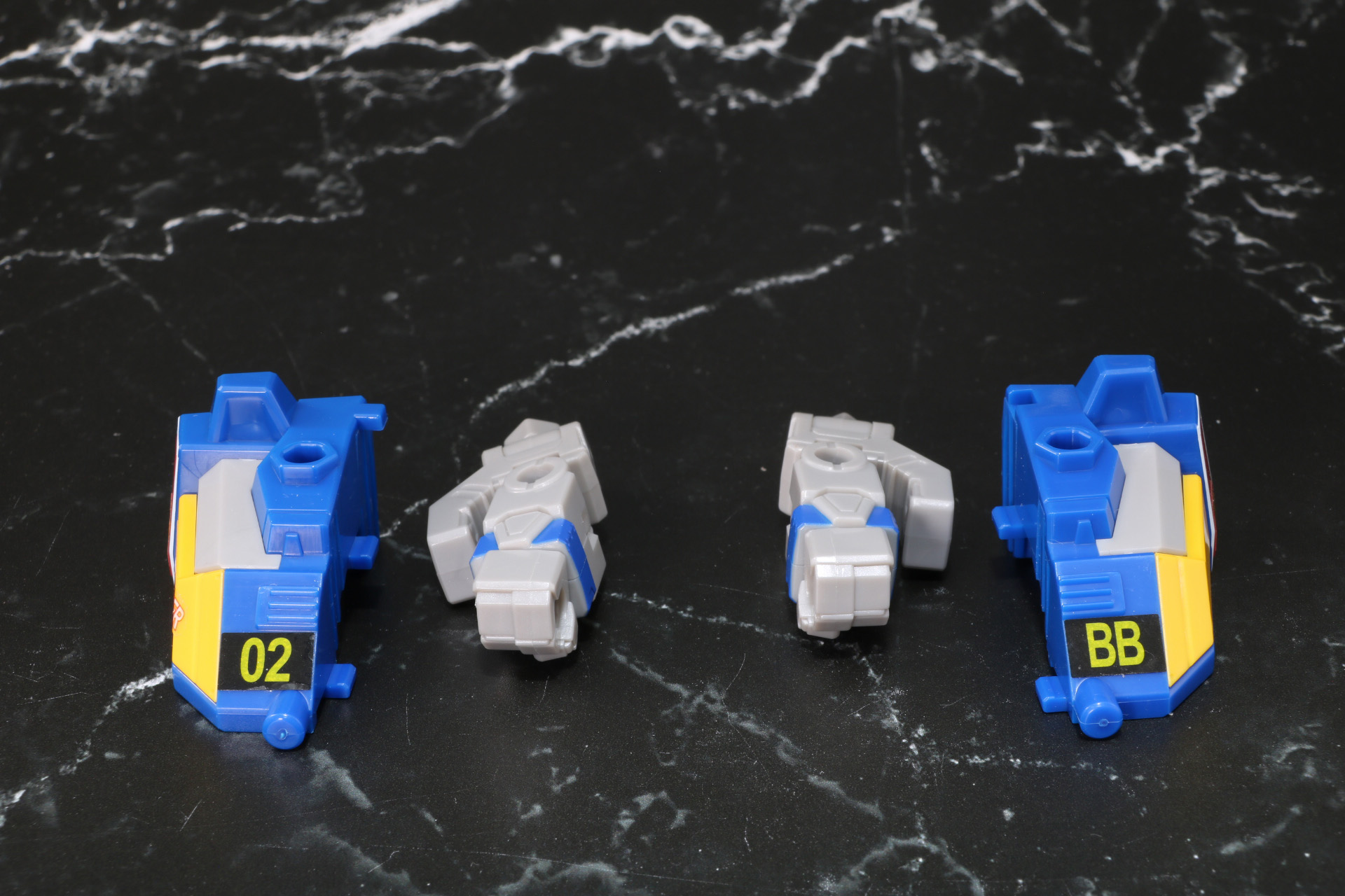 腕部と肩アーマーを組み合わせてつま先にする