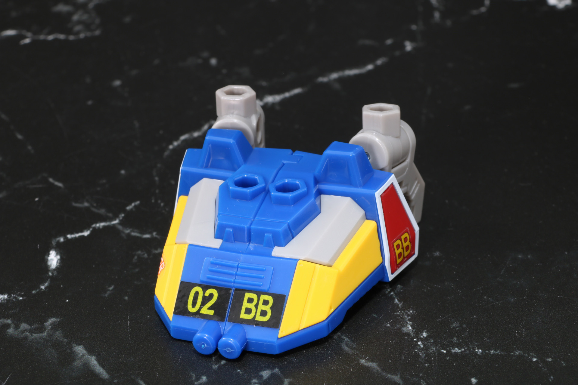 腕部と肩アーマーを組み合わせてつま先にする