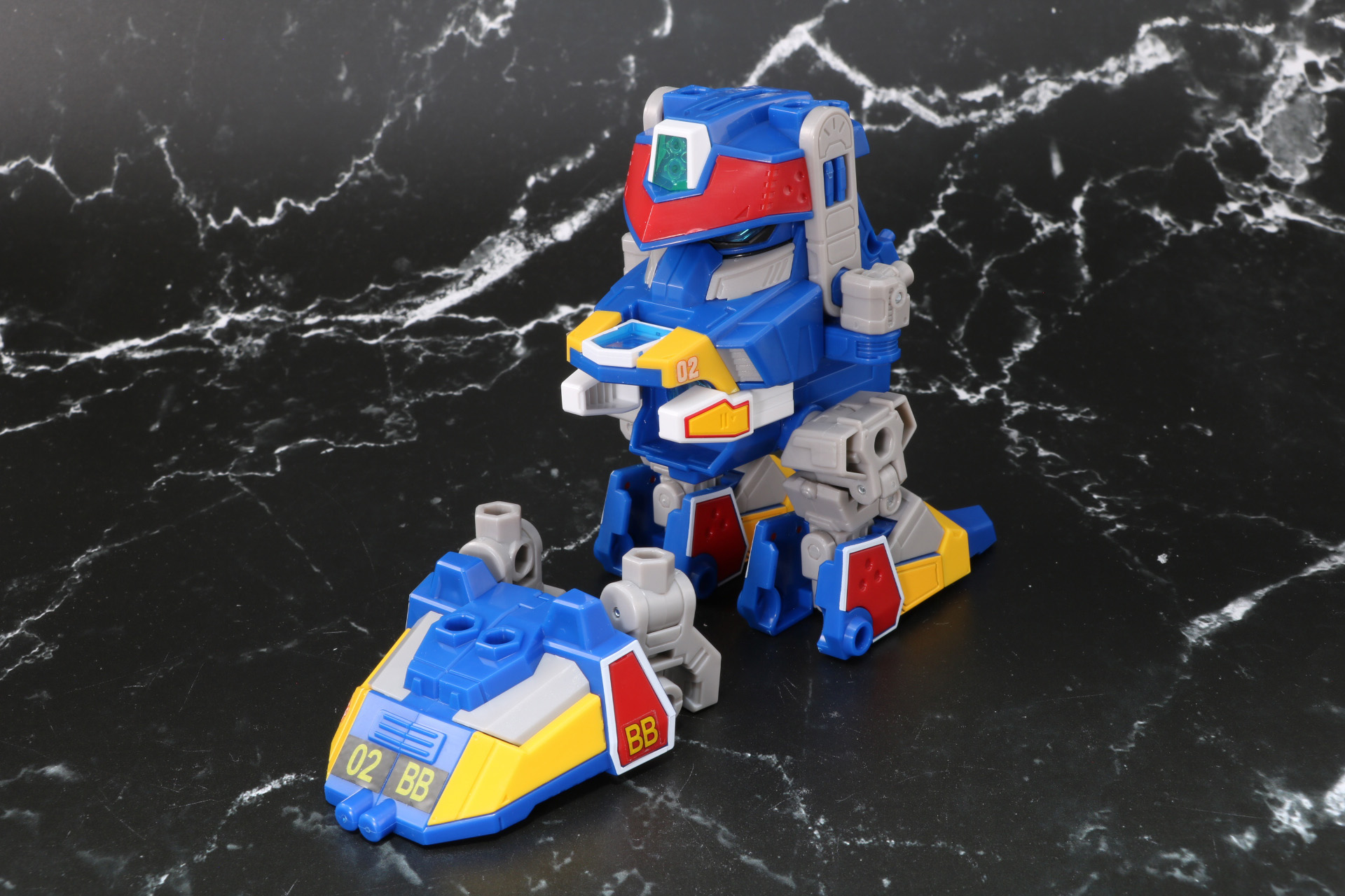 本体の踵部分に腕部パーツの肘部分を接続することで完成する。